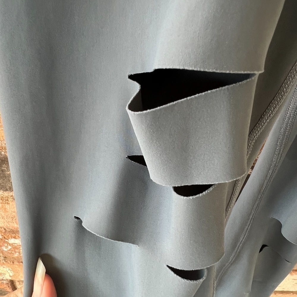 ALO YOGA GRAY RIPPED HIGH WAIST WARRIOR LEGGING - Picture 4 of 6